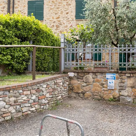 Casa Leonardo, Montaione, Mura * Montaione